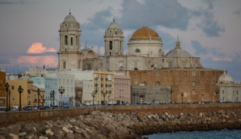 Cádiz ocupa el primer lugar de las 10 mejores ciudades españolas para escaparte este verano