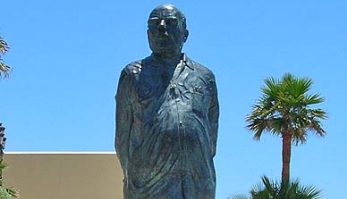 ESTATUA DE FERNANDO QUIÑONES 